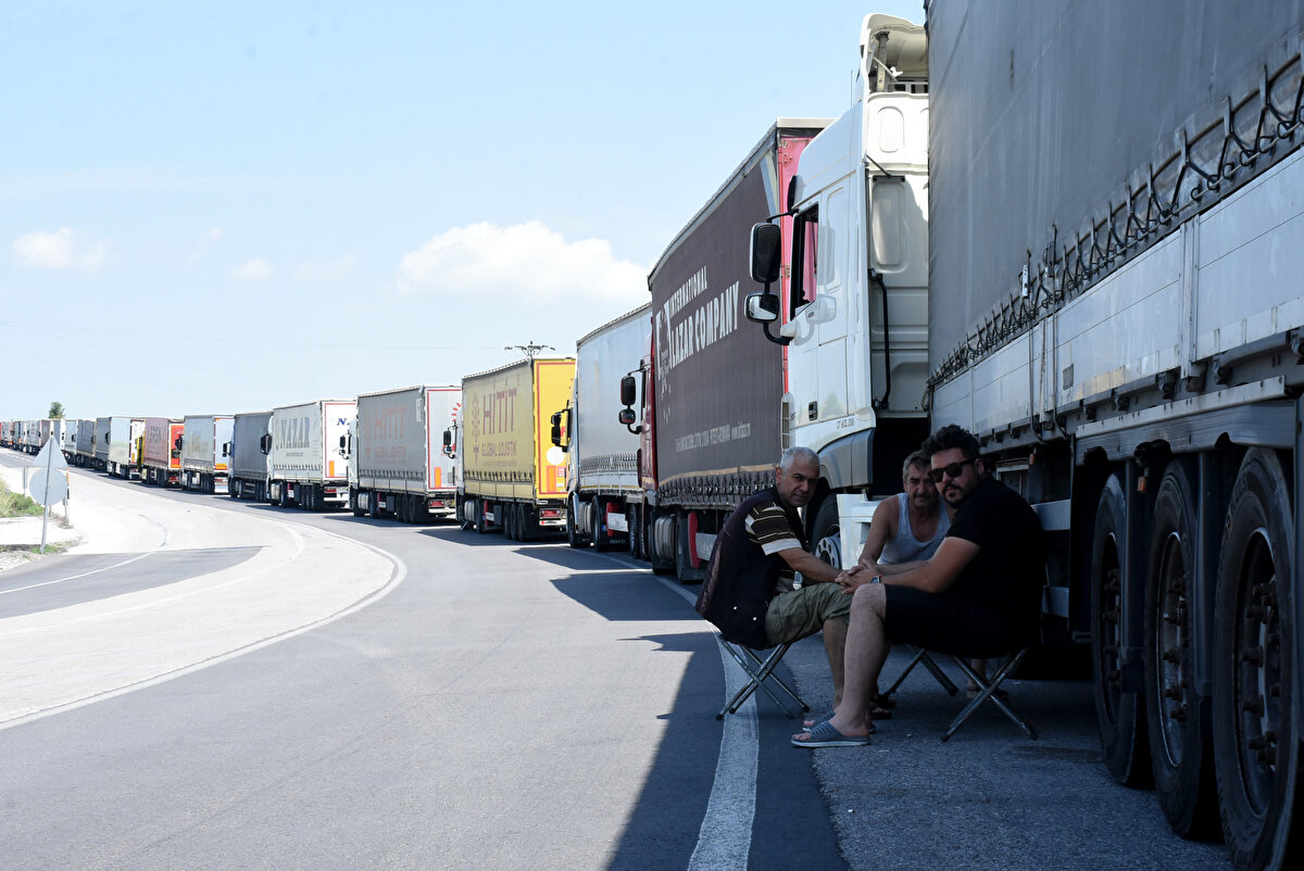 Trakya Gümrük ve Dış Ticaret Bölge Müdürlüğü verilerine göre, Bulgaristan'a açılan Hamzabeyli ve Kapıkule Sınır Kapısı'nda ocak, şubat ve mart aylarında ihraç yüklü TIR geçişlerinde artış olduğu belirtildi.<br><br>