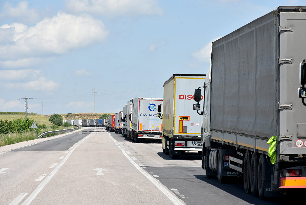 Son 3 ayda Hamzabeyli Sınır Kapısı'ndan günlük TIR geçişlerinin 600'den 900'e, 900 TIR'ın çıkış yaptığı Kapıkule'de bu sayının 1200'e çıktığı ifade edildi.<br><br>İki sınır kapısında bu rakamlarla birlikte TIR geçişlerinde yüzde 30 artış yaşandığı görüldü.