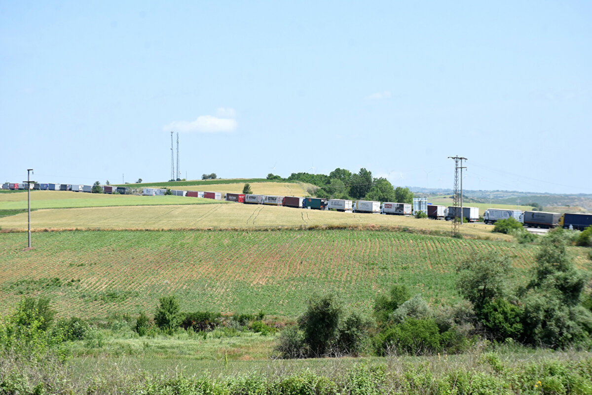 Trakya Gümrük ve Dış Ticaret Bölge Müdürlüğü yetkilileri artan ihracatın yanı sıra kuyruğun, Rusya - Ukrayna savaşı yüzünden Karadeniz'in bazı limanlarının kapanmasından kaynaklandığını ifade etti.<br><br>Yetkililer deniz yoluyla giden ihraç yüklerinin kara yoluyla taşınmasının sınır kapısında yoğunluğu artırdığını ve kuyrukların bu nedenle de uzadığını belirtti.