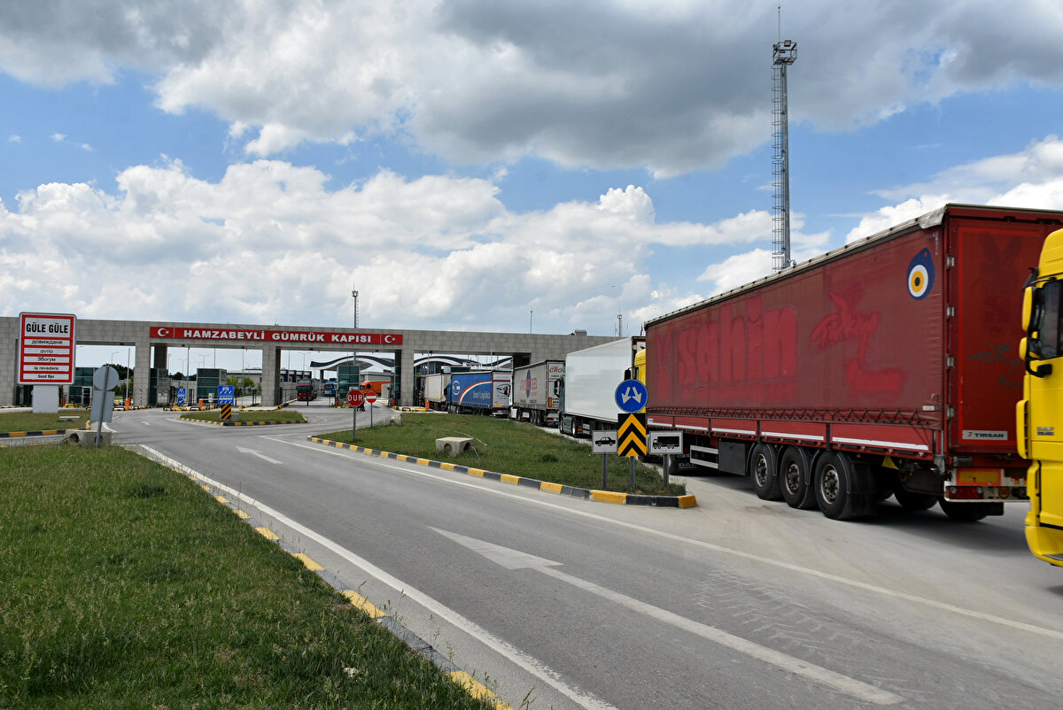 İki gündür sırada olduğunu belirten TIR Sürücüsü Salih Görgü, "Bulgaristan'a geçeceğiz ama nasıl geçeceğiz? 4 gün sırada kalıyorsun; ne uyku, ne tuvalet, ne yemek var. Dolaba yemek koyuyorsun, 4 gün sonra bayatlıyor. Gerçekten çok zor durumdayız. Artık şoförlüğü yapmak istemiyoruz" ifadelerini kullandı.<br><br>