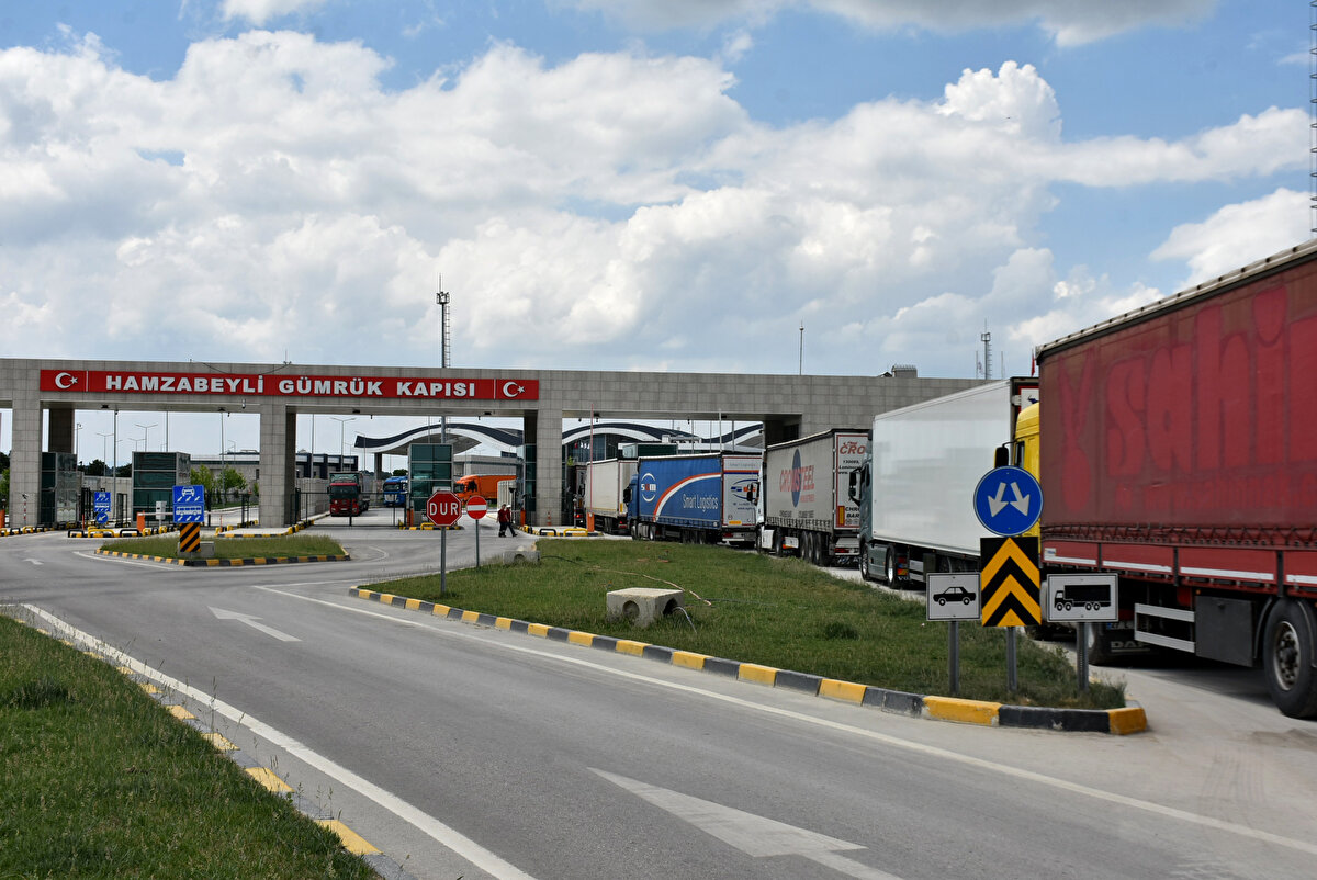 25 senelik TIR şoförlüğü yapan Fahri Giritçioğlu ise cumartesi gününden bu yana sırada beklediklerini belirtti.<br><br>Giritçioğlu, "Biz burada 24 saat arabayı beklemek zorundayız. Bulgar mı çalışmıyor, Türkiye mi çalışmıyor bilmiyorum. 40 kilometre sıradan girdik, daha da dünya kadar yolumuz var. Sabrediyoruz, bir dilim ekmeğimizi kazanmak için bekleyeceğiz" diye konuştu.