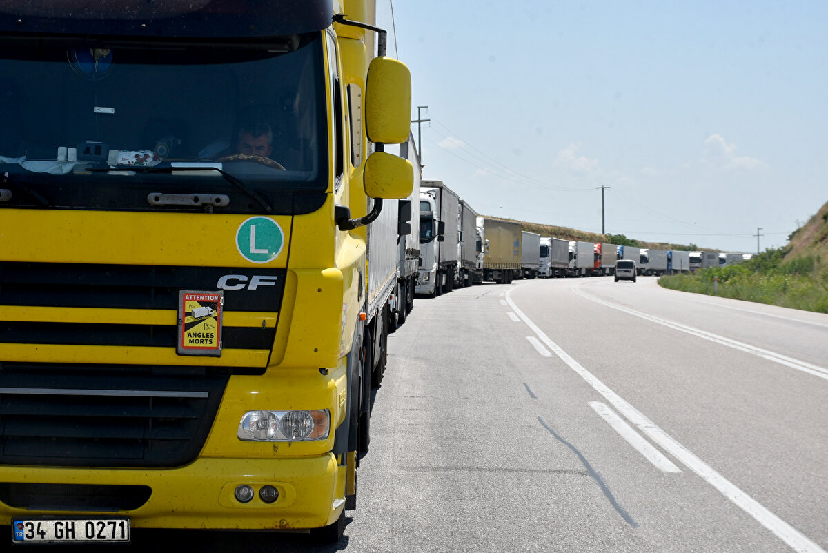 Yoğunluğun nedenlerinden birisinin de Kapıkule'den gelen arabalar olduğunu belirten Öztürk, "Senelerdir bu çileyi çekiyoruz. Burada tesis olması lazım. Olmadığı sürece burada kaza, bela, insan kaçakçılığı bitmeyecek. İnsan tuvaletini yapamıyor, yemeğini yiyemiyor" dedi.<br><br>
