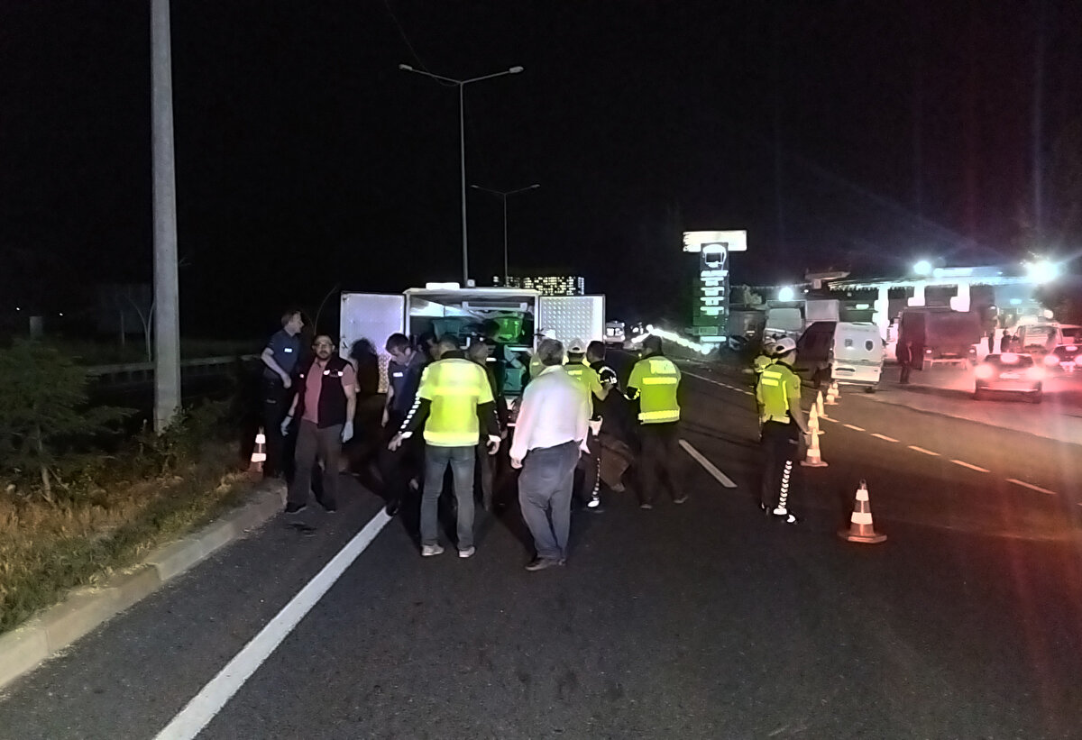 Kazanın ardından otomobil, takla atarak akaryakıt istasyonundaki park halindeki iki TIR'a çarparak durabildi.<br><br>