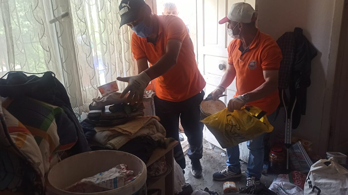 Ekiplerin yaptığı çalışma ile evden 2 kamyon çöp ve atık çıkartıldı. Çöp ve atıklar Amasya Belediyesi Katı Atık Merkezi'ne gönderildi. Evde ayrıca 5133 lira bulundu.