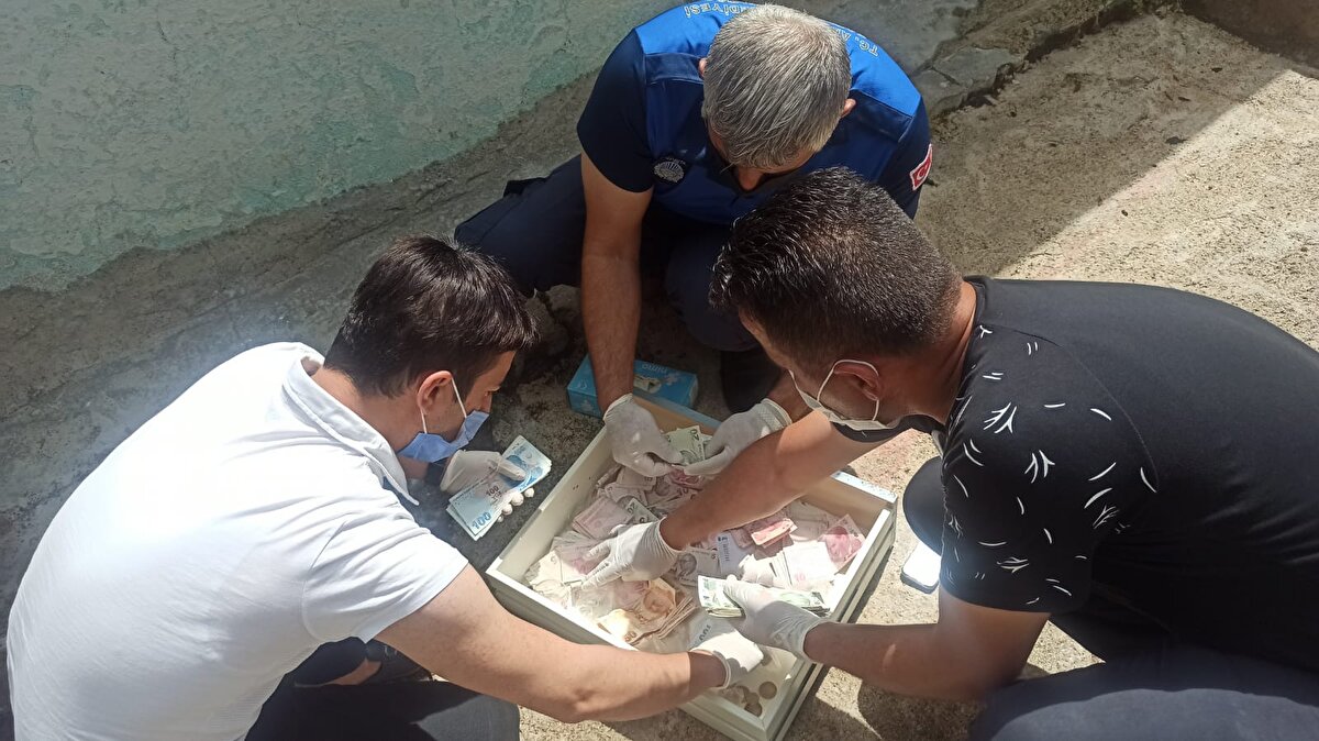 Mahalle Muhtarı Cem Yeni, "Mahallemizde yaşayan bir vatandaşımızın çöp evi vardı. Defalarca uyarmamıza rağmen çöp evini boşaltmadı. Mahalle sakinlerimiz de havaların ısınmasıyla çöp kokusundan ve sinekten şikayetçiydi. Belediye ekiplerine haber verdik. Onlar da gelip gerekeni yaptılar" dedi. 