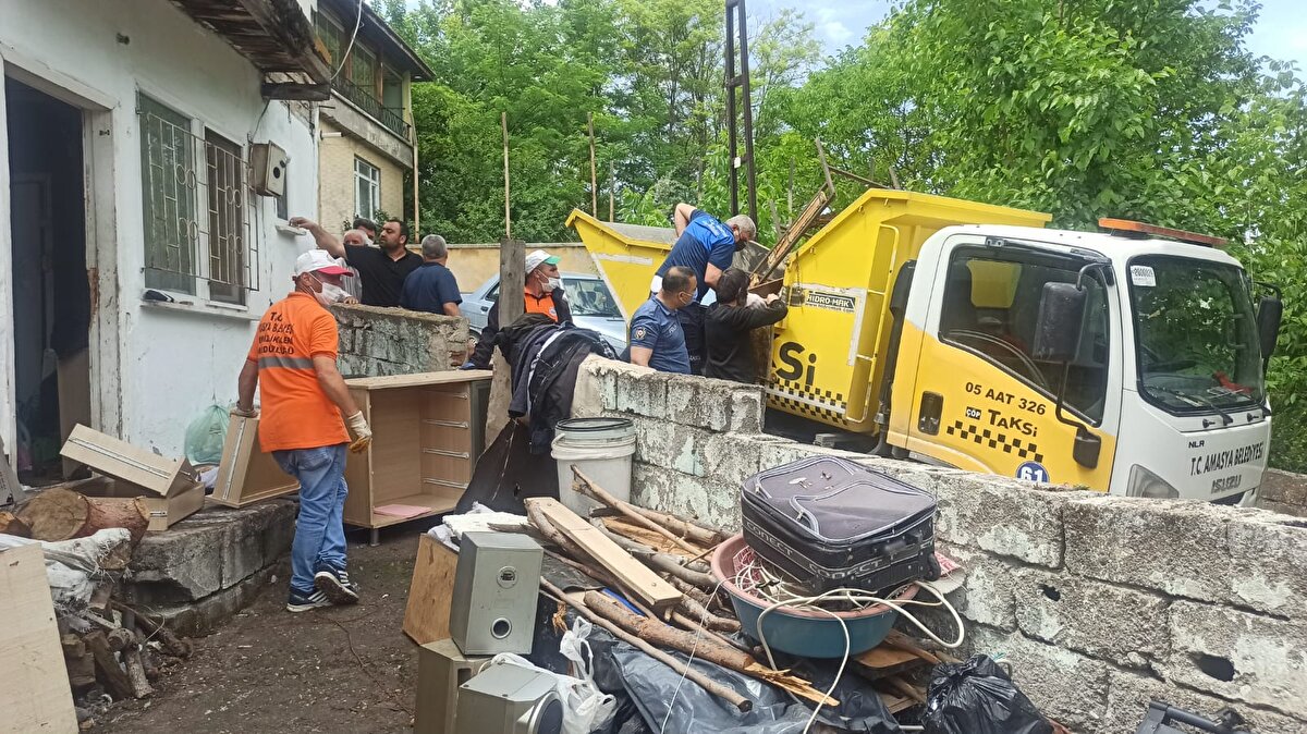 Gökmedrese Mahallesi Selçuk Sokak'taki bir evden kötü koku yayıldığı ihbarı üzerine çevredekiler belediyeye haber verdi. İhbar üzerine gelen Zabıta ve Temizlik İşleri Müdürlüğü ekipleri, yalnız yaşayan Tarık E.'ye ait evde çöplerle karşılaştı.