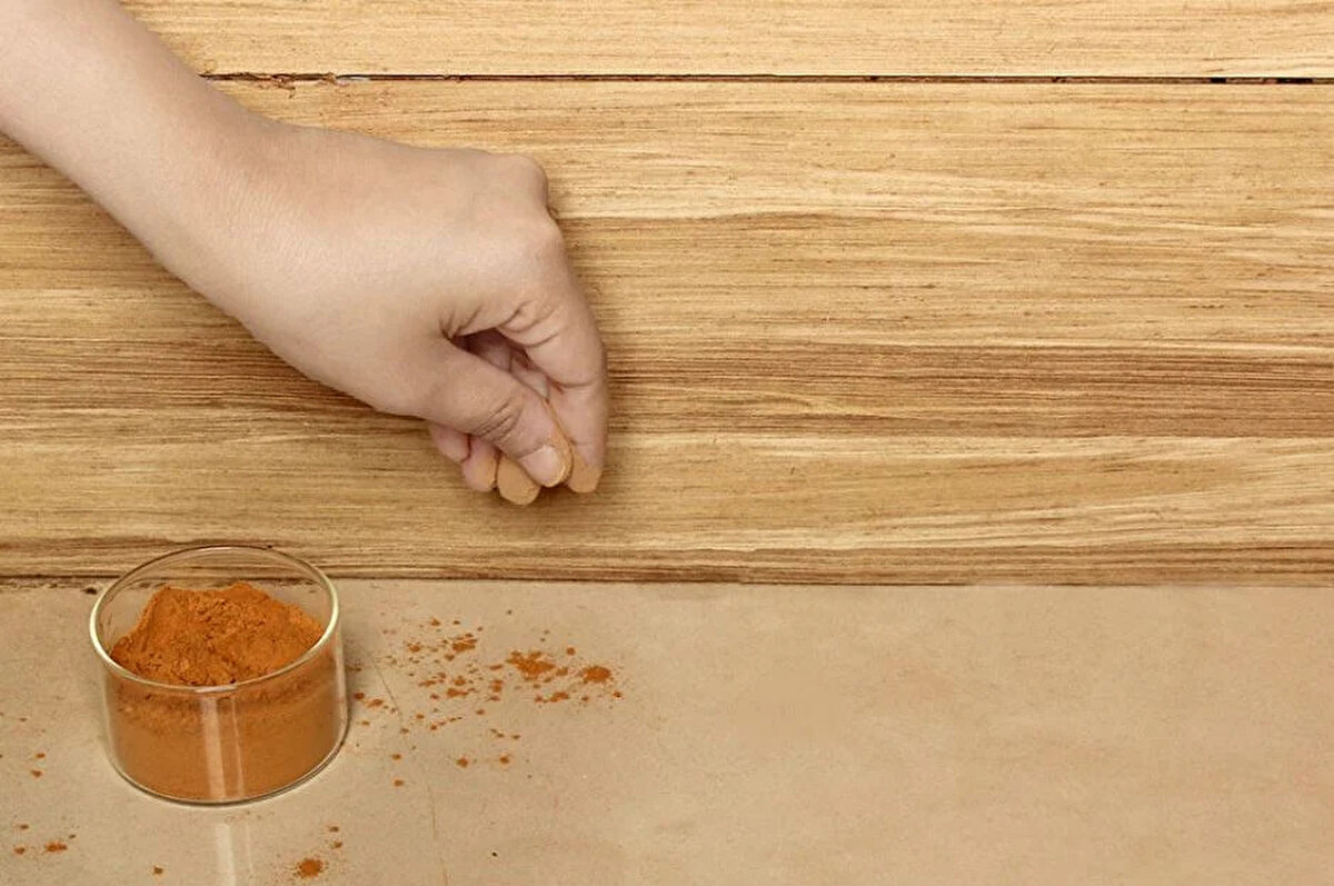 TARÇIN<br><br>Karıncalar, karınlarını doyurmak için kokulara doğru hareket eder. Tarçın, karıncaların favorş kokusu sayılmaz. Sadece bir bardak suya bir çay kaşığı tarçın yağı ekleyin. Karışımın bir kısmını bir parça pamukla karıncaların normalde dolaştığı yerlere biraz yayın. Karıncalar yok olana kadar işlemi tekrar edin.