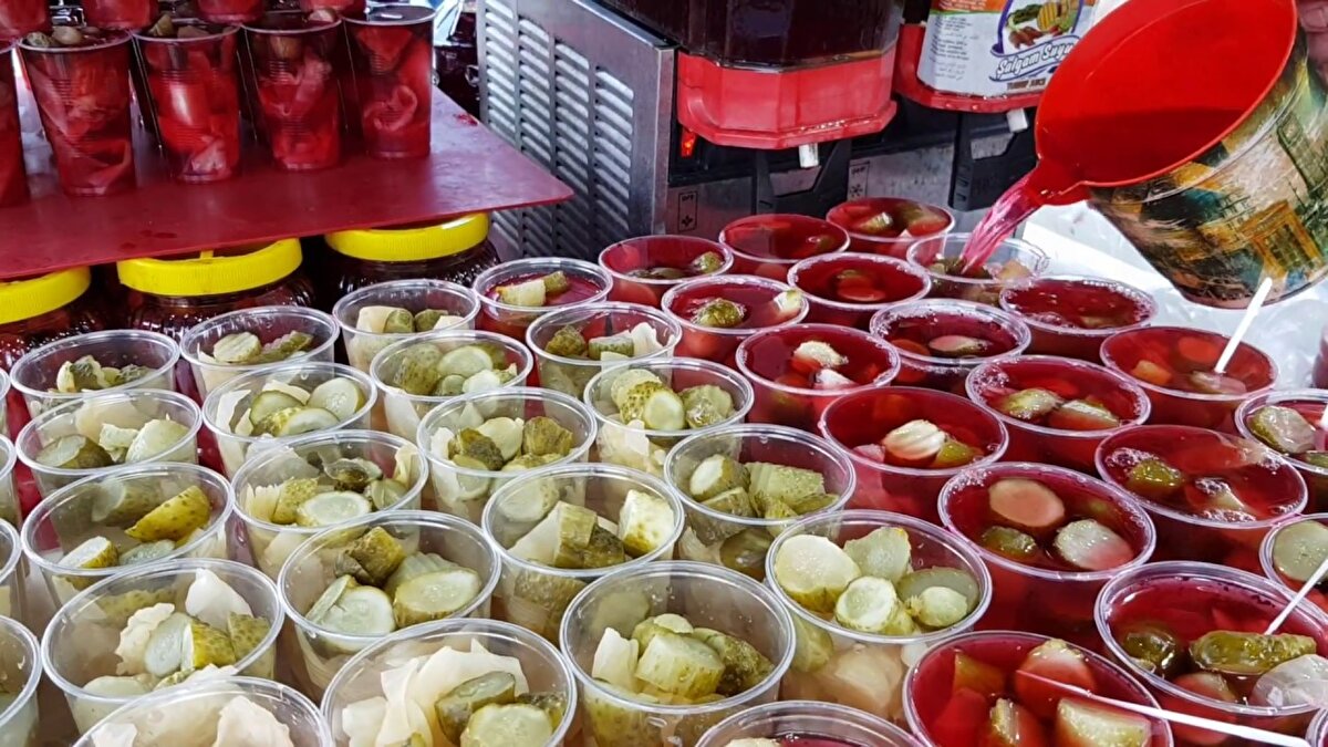 * Son günlerde en sık yaşanan sağlık sorunlarından biri olan kramp ve ağrılar özellikle pandemi sonrası arttı. Kadınlarda regl sürecinde sıklıkla görülen bu ağrılardan kurtulmak için uzmanlar turlu suyunun doğal bir ilaç olduğunu söylüyor. Vücut içindeki asit oranını dengeleyerek kemik ve kasların güçlenmesini sağlar. Ayrıca içerdiği magnezyum sayesinde de iskelet sistemini güçlendirir.<br><br>