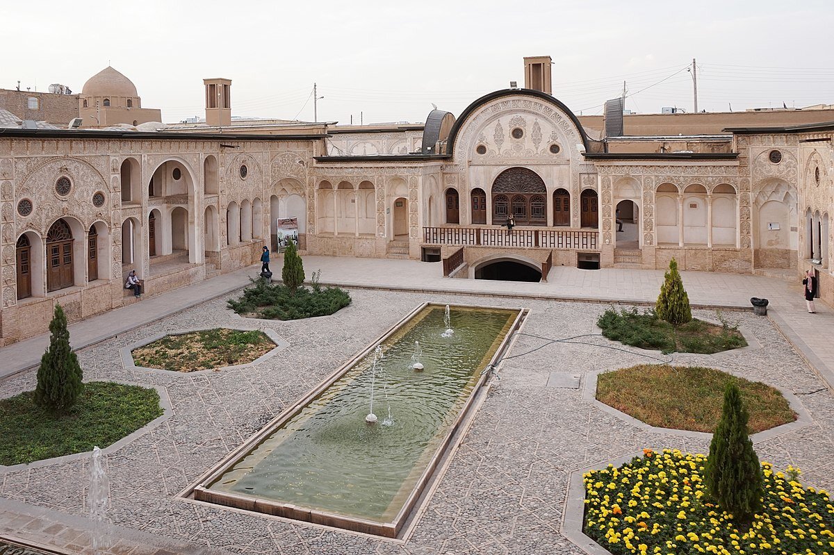 1834 senesinde, İsfahan eyaletinin Kaşan şehrinde Kaçar Hanedanlığı döneminde yapılan ve günümüzde müze olarak hizmet veren tarihî ev, mimarisi ve estetik yapısıyla turistlerin ilgi odağı olmayı sürdürüyor.