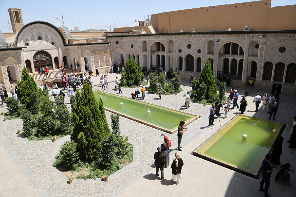 Evin içerisinde cennet meyvesi olduğuna inanılan meyve figürlerini süslemelerde de görmek mümkün. Avlulara dönemin inanışına göre cennet meyvesi olduğu düşünülen nar ve incir gibi ağaçlar dikilmiş.