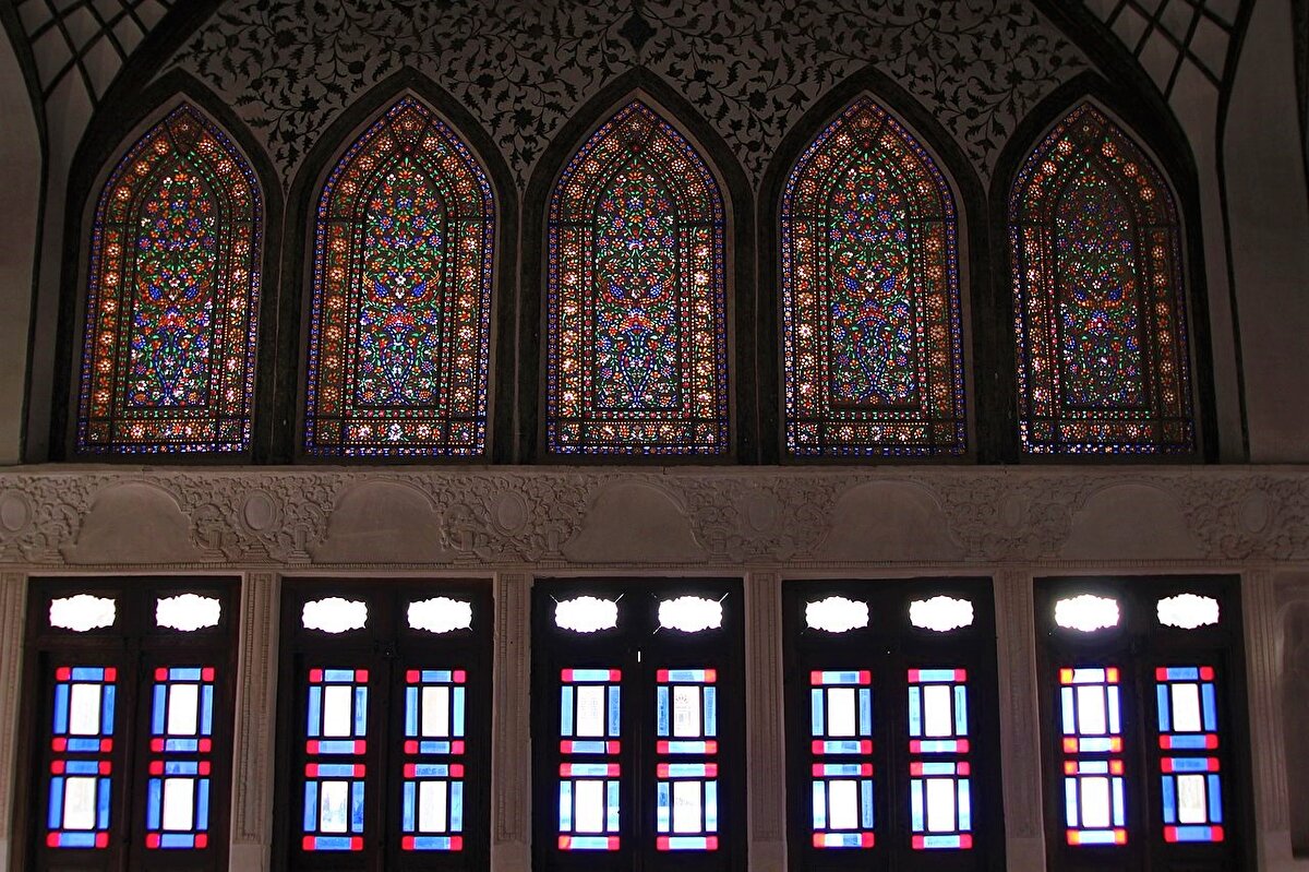 Odaları bir diğerine bağlayan kapıların üst kısımlarının vitraylarla renklendirilmesi sonucu, eve giren ışıkla görsel bir şölen sağlanmış.