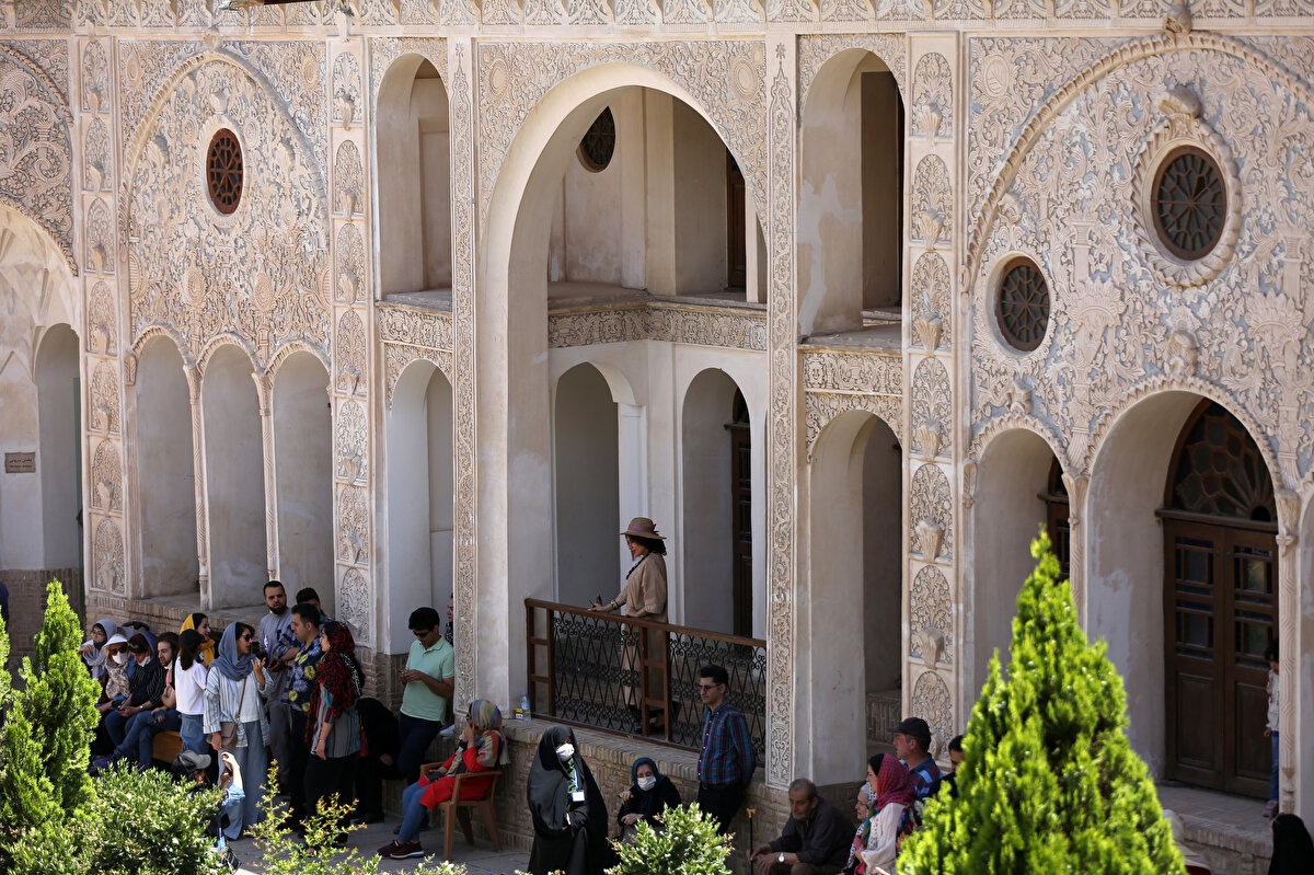 Mimarî olarak birbiriyle bağlantılı Tabatabai Evi, genel olarak 3 bölümden oluşuyor. 40 odası bulunan evde, 4 avlu ve kiler, tandır ocağı ve mutfak olarak kullanılan 4 bodrum odası var. Sıcak havalarda evi serinletmek için yapılan 3 de rüzgâr kulesi mevcut. Kulelerden eve giren hava ortama serinlik veriyor.