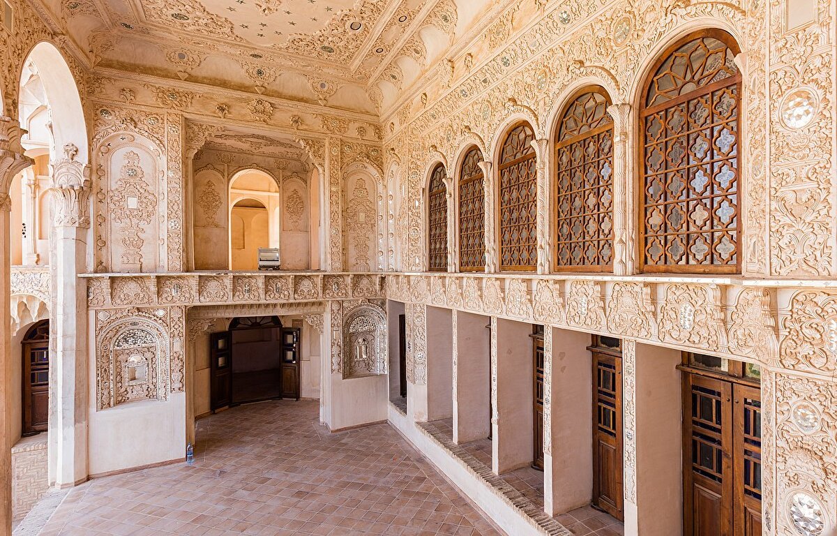 Yaklaşık 5 bin metrekare alan üzerine kurulu evin 40 odası bulunuyor. Avlunun giriş ve ana yaşam alanlarının arasında kalan sağ ve solundaki odaların birbiriyle bağlantısı bulunuyor.