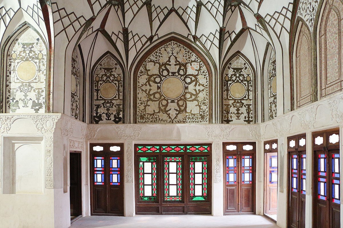 Avluyu çevreleyen sütunlar, evin duvarlarını süsleyen dekorlar ve iç mekanın akustiği ise bu şaşalı evin bir başka özelliği olarak karşımıza çıkıyor.