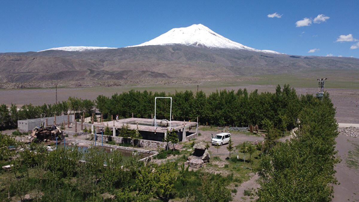 Yıllarca esnaflık yaptıktan sonra bırakan Kadir Ardin, 2015'te Ağrı Dağı eteklerine kurulu köyü Örtülü'ye yerleşti. Burada 30 dönümlük bir arazi satın alan 5 çocuk babası Ardin, sondaj vurarak su çıkardı. Etrafını çevirdiği arazide sulama sistemi de kuran Ardin, 3 bini meyve olmak üzere 5 bin ağaç dikti. Ağaçlara gözü gibi bakan Ardin, bozkırın ortasında yeşilin her tonunun yer aldığı bir orman oluşturdu. Ayrıca arazisine alabalık tesisi ile yapay şelale kuran ve bungalovlar inşa eden Ardin, bölge turizimine de katkı sağladı.<br><br><br>