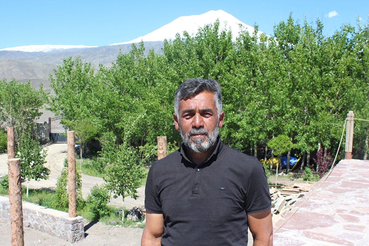 Çocukluk hayalini gerçekleştirmek için 5 milyon lira harcayarak köyünde orman kurduğunu söyleyen Kadir Ardin, Yıllarca Ağrı Dağı'nın ismini duyduk ve biliyoruz. Okulların tatil olduğu dönemlerde kaçıp, köye geliyorduk. Çok güzel bir doğası var. O yüzden burada, böyle bir ortamda yaşamak çocukluk hayalimdi. Bu hayalimi gerçekleştirmek için 2015 yılında 30 dönüm araziyi satın aldım. 5 bin tane fidan diktim. Bunun 3 binden fazlası meyve ağacı diğerleri ise farklı türler. Bahçemdeki 11 çeşit meyve ağacının hepsi meyve verdi dedi.<br><br>