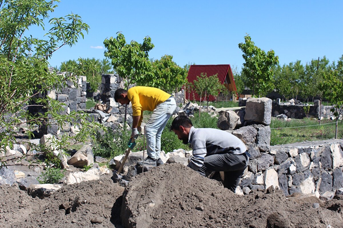 Dünyanın her yerinden insanlar geliyor ve biliniyor. Böylece buraya gelen turistlere de bu bahçemizde hizmet veriyoruz diye konuştu. Esnaflığı bırakarak köyünde kurduğu ormanı geliştirmek için çalıştığını anlatan Ardin, devletten kendisi gibi iş adamlarını desteklemesini istedi.<br><br>