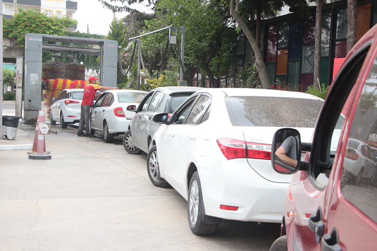 Suriye’den toz taşınımı, Akdeniz Bölgesi’nin doğusunda hayatı olumsuz etkiledi. Adana'da sabah uyanan vatandaşlar, evlerinin balkonlarını ve araçlarının üzerini çamurla kaplı buldu.<br><br>