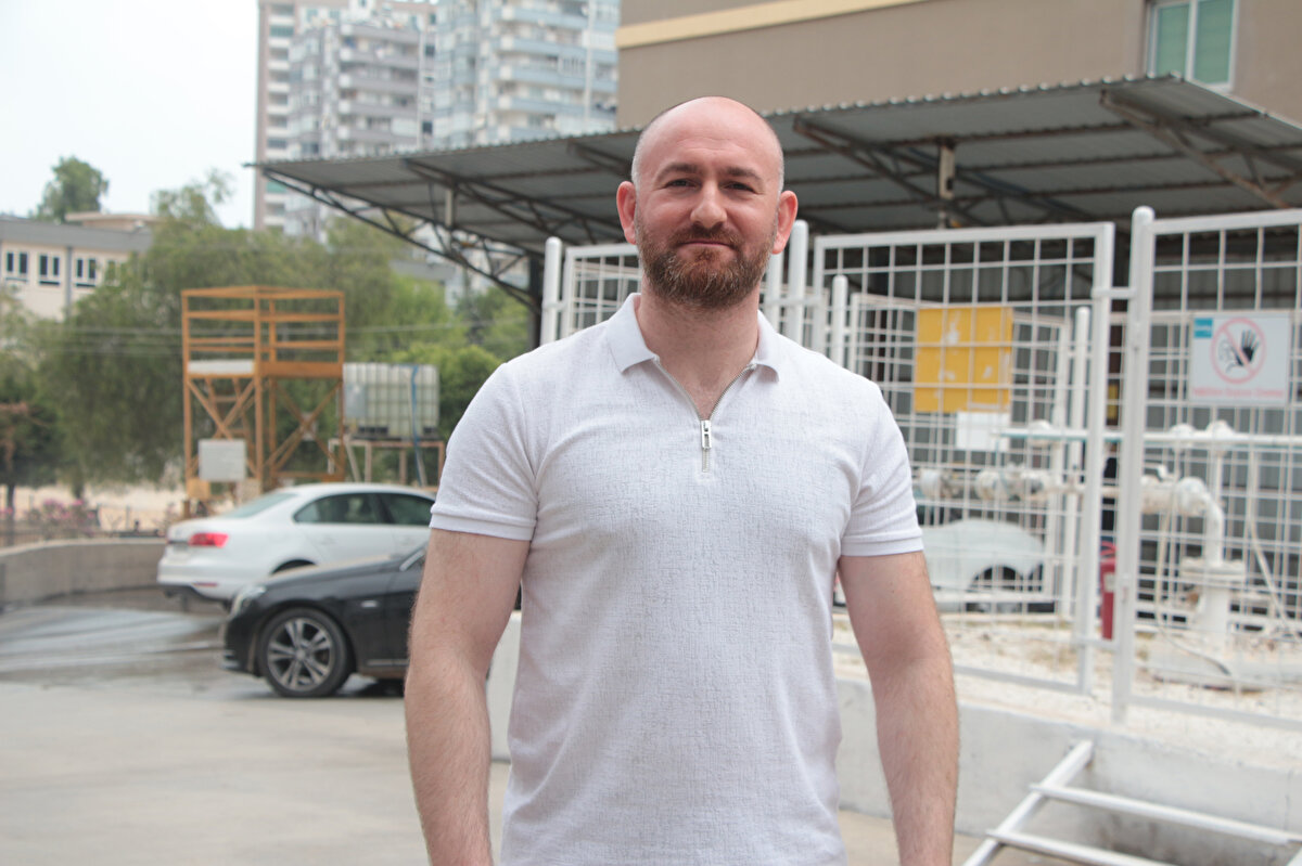 Mehmet Tunç ise “Arabamı daha dün yıkatmıştım. Sabah kalktığımda da çamur içerisindeydi. Suriye’den gelen toz bizi çok uğraştırdı. Evimin de tüm camları, balkonu, her tarafı toz içerisinde” dedi. <br><br>