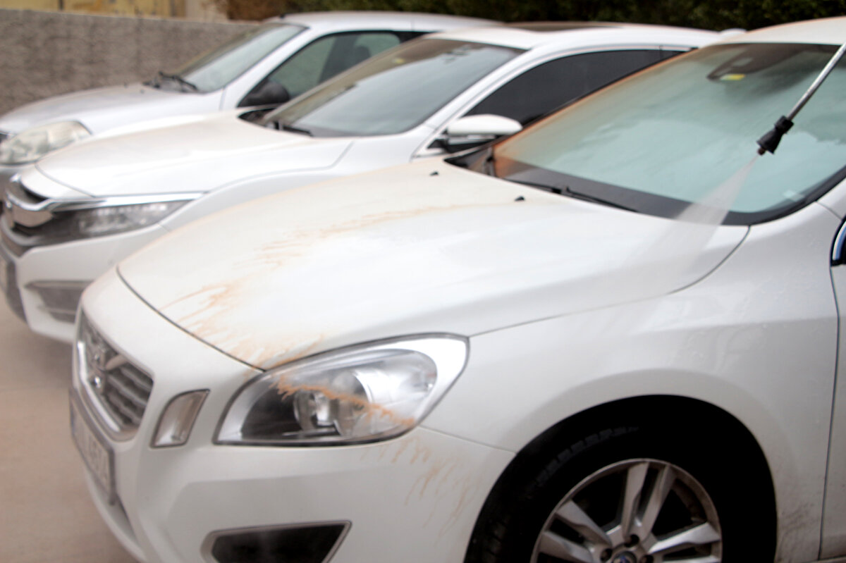 "İLK KEZ BU KADAR YOĞUN"<br>Kentin işlek caddelerinden Turgut Özal Bulvarı’nda akaryakıt istasyonu işleten Mert Erdoğan, kentte daha önce de toz yağmurlarının etkili olduğunu ancak bu seferki toz taşınımı nedeniyle istasyonun yıkama ünitesinde ilk kez böyle bir yoğunlukla karşılaştığını söyledi.