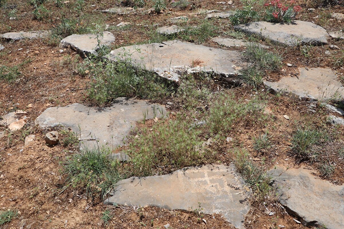 Beyazıt, bölgede Osmanlı Dönemi motiflerine benzer figürler de belirlediklerini sözlerine ekledi.<br>AFAD Arama Kurtarma Teknisyeni Şıracı, kaya resimlerini iki yıl önce doğa gezisi sırasında bulduğunu ve bunu bilim insanlarına bildirdiğini söyledi.