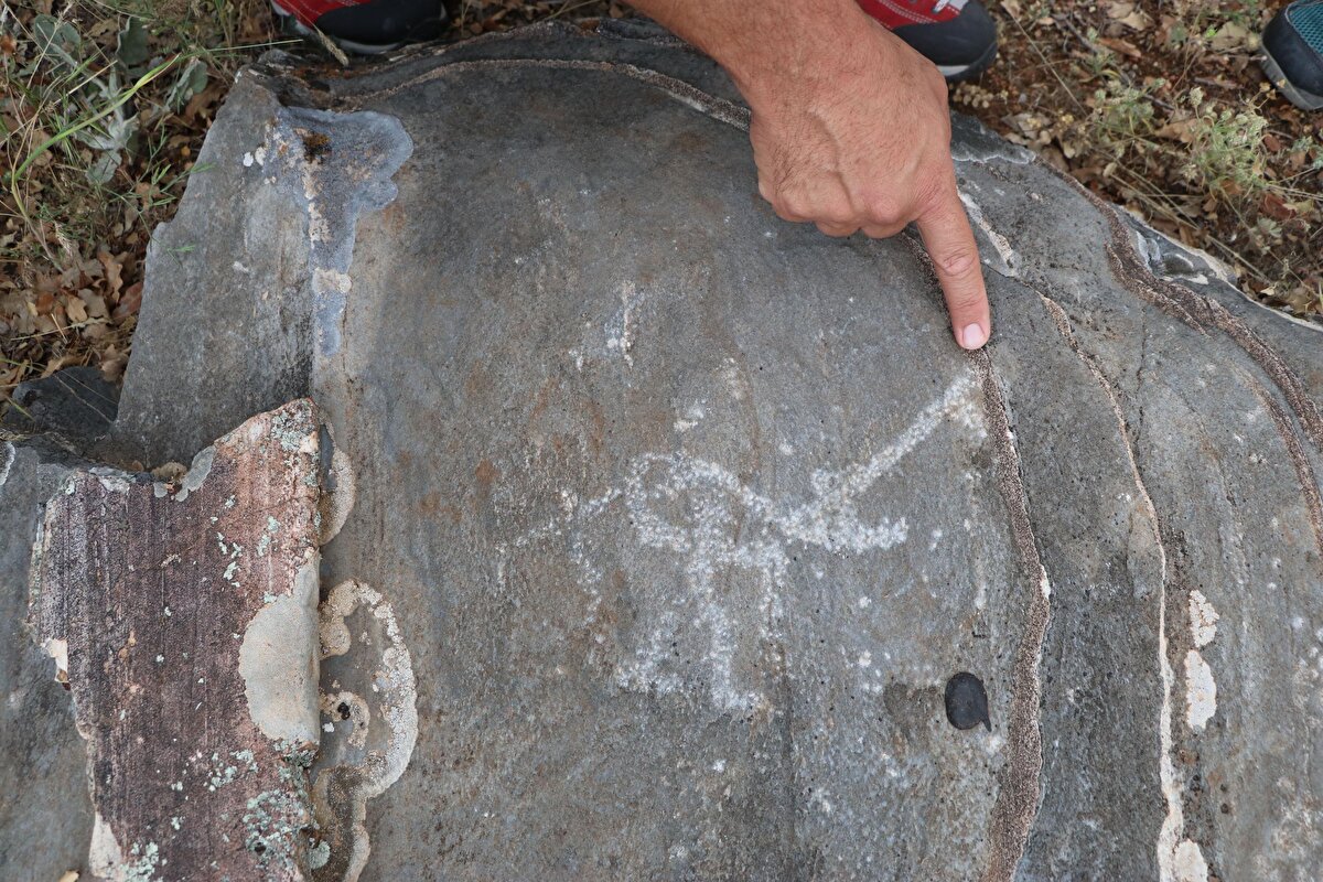 PAÜ Rektörü Prof. Dr. Ahmet Kutluhan, Fen Edebiyat Fakültesi Sanat Tarihi Bölümü Öğretim Üyesi Prof. Dr. Mustafa Beyazıt ile Ümit Şıracı, resimlerin bulunduğu bölgede basın açıklaması yaptı. Rektör Kutluhan, söz konusu kaya resimlerinin araştırılmaya değer olduğunu vurguladı.<br>