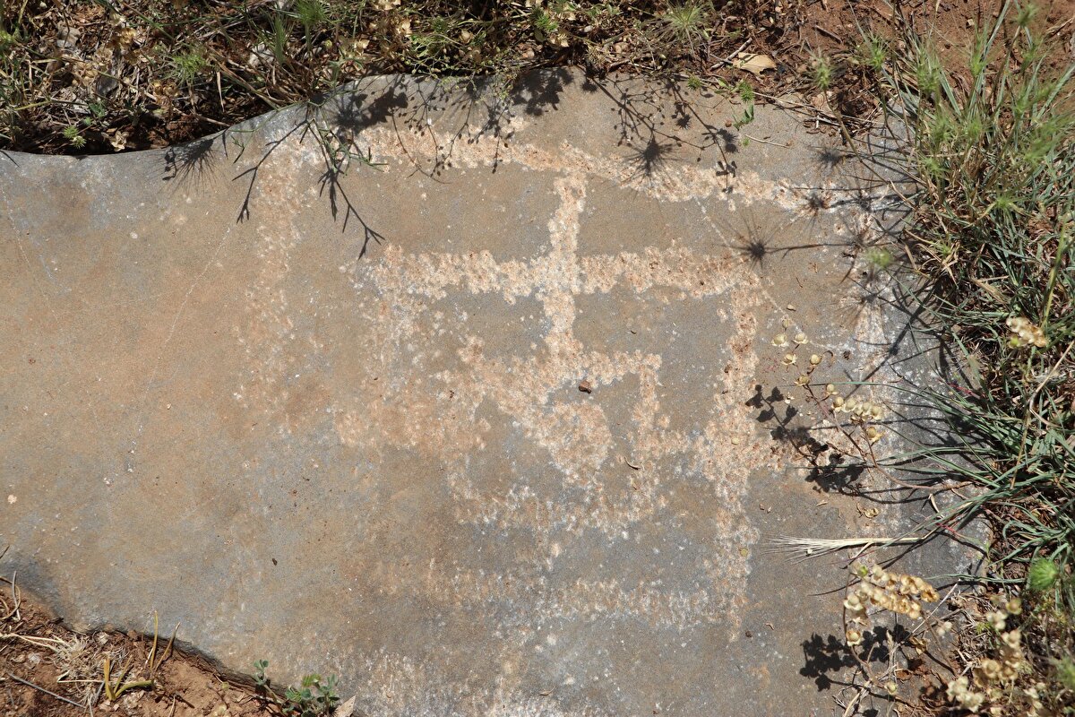 Bölgede eski Türklere özgü mezar taşı (balbal) ve mezarlara (kurgan) da rastladıklarını kaydeden Şıracı, "İnanıyorum ki bu buluntular Anadolu'daki Türk tarihi hakkında yeni bir sayfa açılmasını sağlayacak." ifadesini kullandı.<br><br>