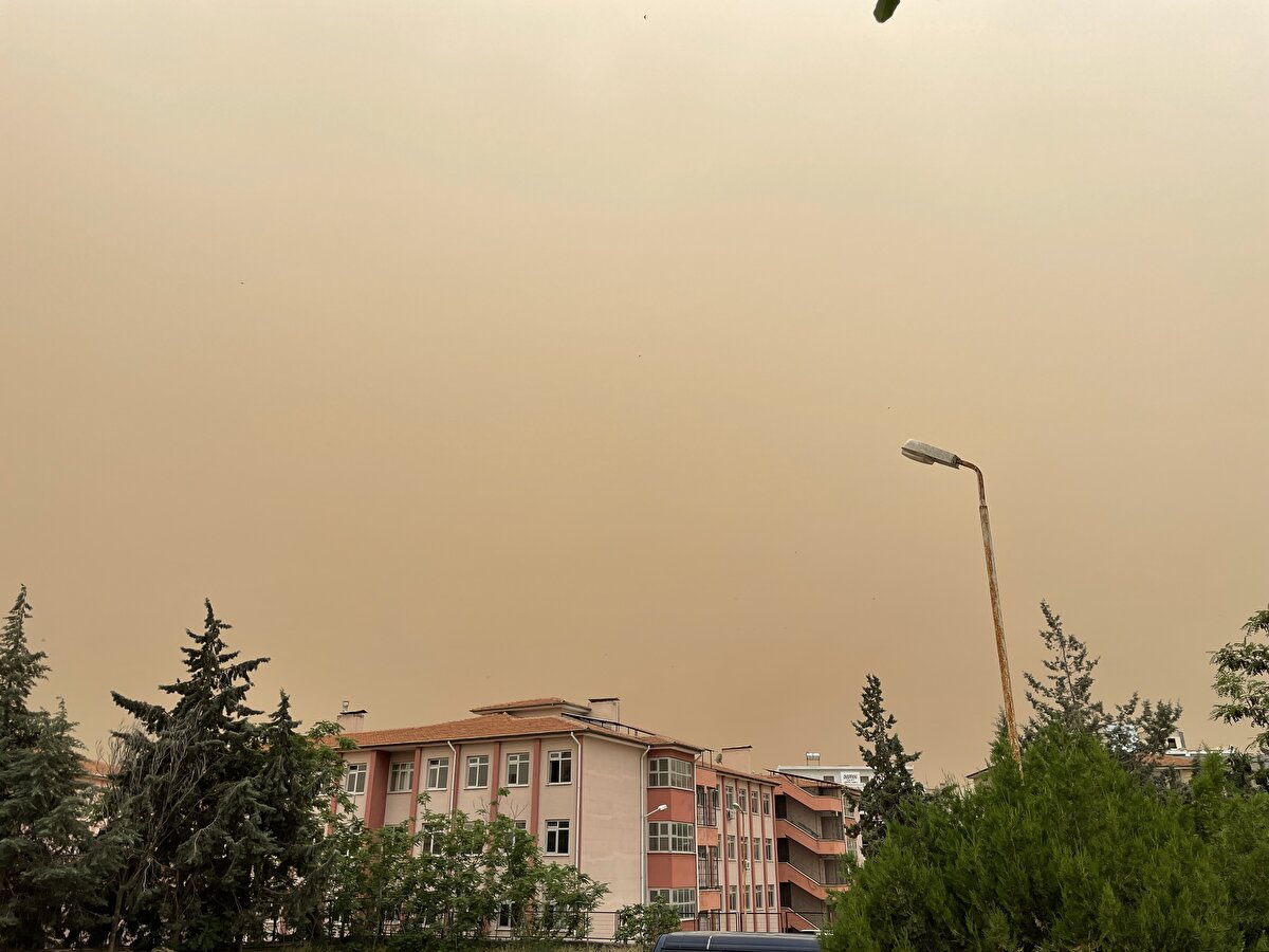 Kahramanmaraş merkez ve ilçelerinde toz taşınımı hayatı olumsuz etkiliyor. Kentte akşam saatlerinde itibaren etkili olan Suriye kaynaklı toz taşınımı nedeniyle hava kalitesi azaldı ve görüş mesafesi düştü. Toz zerrecikleri araçların üzerini kapladı. Kentteki esnaftan bazıları dükkanlarının önünü suyla temizledi.<br><br>