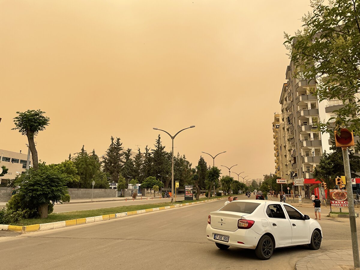 Gaziantep kent merkezi olmak üzere Nurdağı, İslahiye ve Araban ilçelerinde toz aşınımı etkili oldu.<br><br>