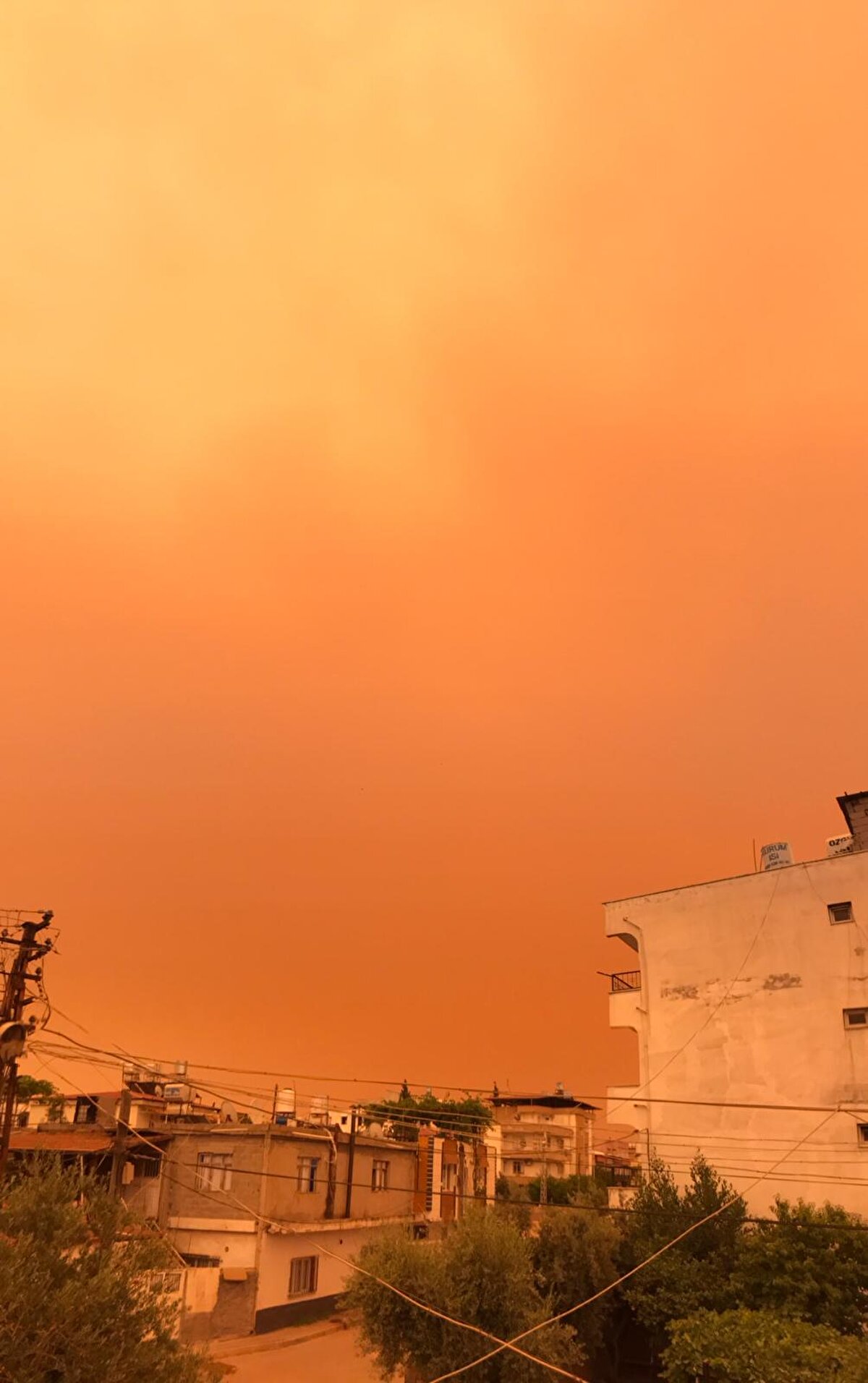 Suriye üzerinden gelen toz taşınımı, Şanlıurfa'nın sınır ilçelerinde günlük yaşamı olumsuz etkiledi. Gökyüzü kızıla boyanırken vatandaşlar tozdan etkilenmemek için evlerine kapandı. Toz bulutu nedeniyle görüş mesafesinin düştüğü kentte yetkililer solunum güçlüğü çeken ve astım hastalığı bulunanları tozdan etkilenmemeleri için kapı ve pencerelerini kapatıp, dışarı çıkmamaları konusunda uyardı.<br><br>
