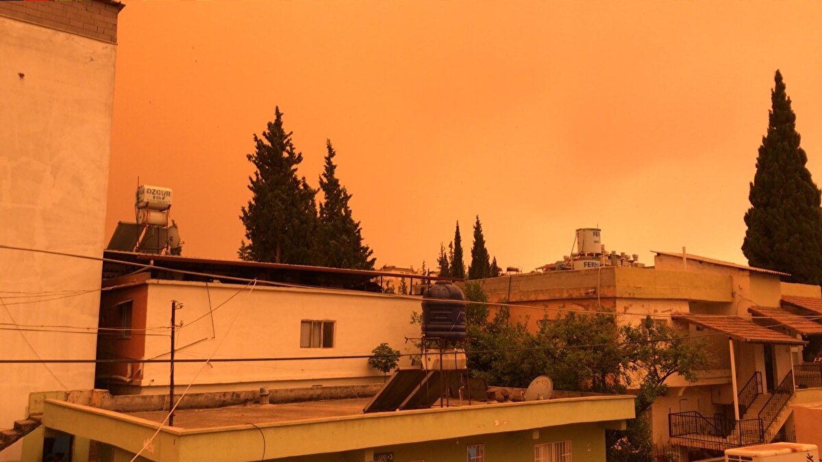 Hatay kent merkezi ve ilçelerinde Suriye üzerinden gelen toz taşınımı etkili oldu. Antakya, Defne, Reyhanlı, Kırıkhan ve Hassa ilçelerinde öğleden sonra başlayan toz bulutu etkisini artırıyor. Toz bulutu nedeniyle gökyüzü kızıla dönerken hava kalitesinde azalma ve görüş mesafesinde yer yer düşme yaşandı. Meteoroloji yetkililerinden alınan bilgiye göre, kentteki toz taşınımının yarın akşam saatlerine kadar etkisini sürdüreceği bildirildi.<br><br>
