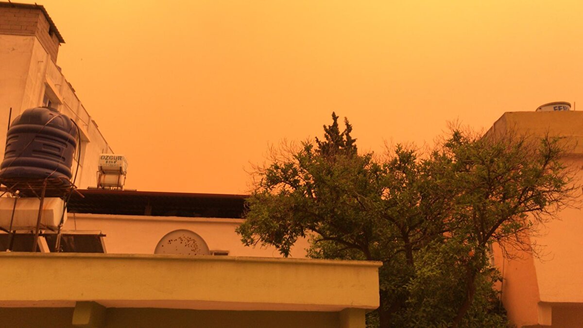 Toz taşınımının yarın akşam saatlerine kadar etkili olacağı tahmin ediliyor. Başta hava kalitesinde düşme, görüş mesafesinde azalma, ulaşımda aksamlar ve yağış alan yerlerde çamur şeklinde yağış gibi olumsuzluklara karşı dikkatli ve tedbirli olunması gerekiyor.<br><br><br>