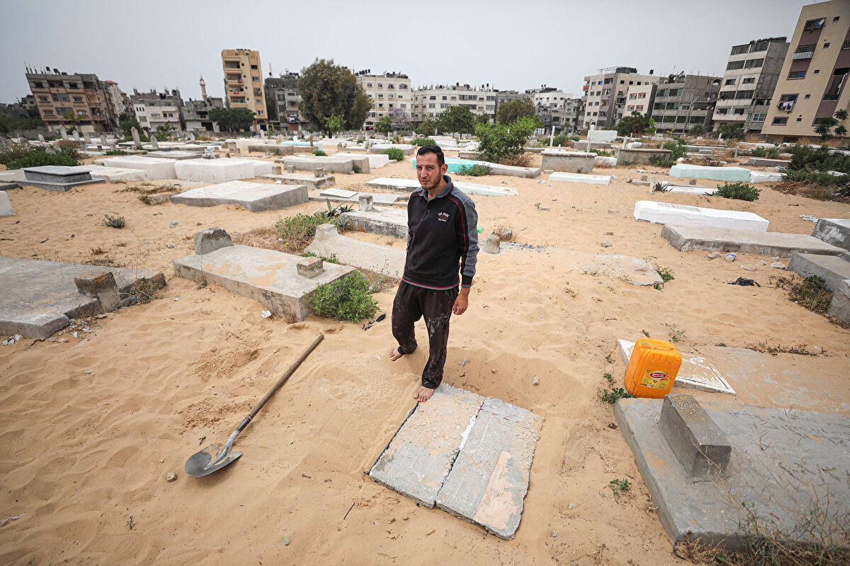 Kitap redaksiyonu da yapıyor<br>Mezar kazma işlerini bitirdikten sonra eve geçerek üzerindeki toz topraktan temizlendiğini ve biraz dinlendiğini anlatan Şaban, daha sonra günler önce aldığı bir edebiyat kitabının redaksiyonunu yaptığını aktardı.<br><br>Eğitim gördüğü bu alanda çalışmaktan büyük mutluluk duyduğunu vurgulayan Şaban, "Yaptığım iki iş arasında herhangi bir çelişki görmüyorum. Her ikisini de iyi yaptığımı düşünüyorum." dedi.<br><br>Kitap redaksiyonundan sayfa başına 1 şikel kazandığını, aldığı ücretin tek başına ailesini geçindirmeye yetmeyeceğini belirten Şaban, bu nedenle mezar kazıcılık işini de yapmak zorunda olduğunu dile getirdi.<br><br>
