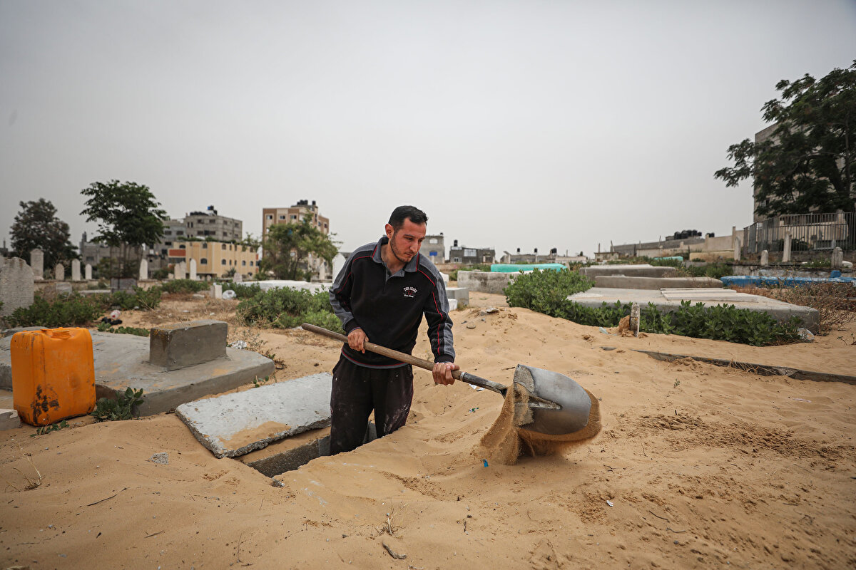 Babasından öğrendiği mezar kazıcılık mesleğiyle geçimini sağlayan ve okul masraflarını karşılamaya çalışan Şaban, 4 yılın ardından geçen sene Arap Dili bölümünde yüksek lisansını tamamlamayı başardı.<br><br>Eğitim azmini ve çabalarını AA muhabirine anlatan Şaban, okul harcının ödeyemediği 770 dolarlık kısmı nedeniyle yüksek lisans diplomasını hala alamadığını ve halihazırda mezar kazarak bu parayı biriktirmesinin çok zor olduğunu söyledi.