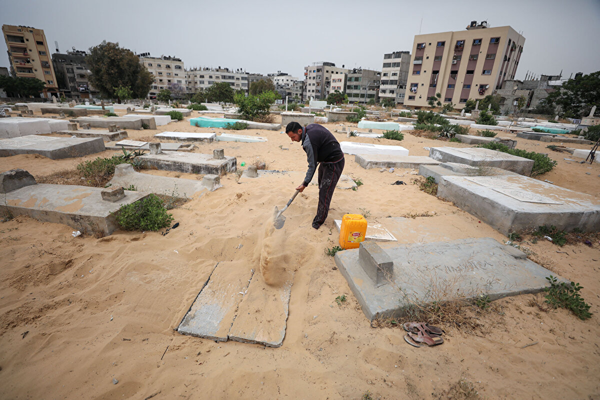 "Kendimi, uçmaya hazır ancak kanatları bağlı bir kuş gibi hissediyorum"<br>Kazdığı her mezar için de 20 şikel ücret aldığını belirten Şaban, maddi durumu nedeniyle hayallerini gerçekleştiremediğini söyledi.<br><br>