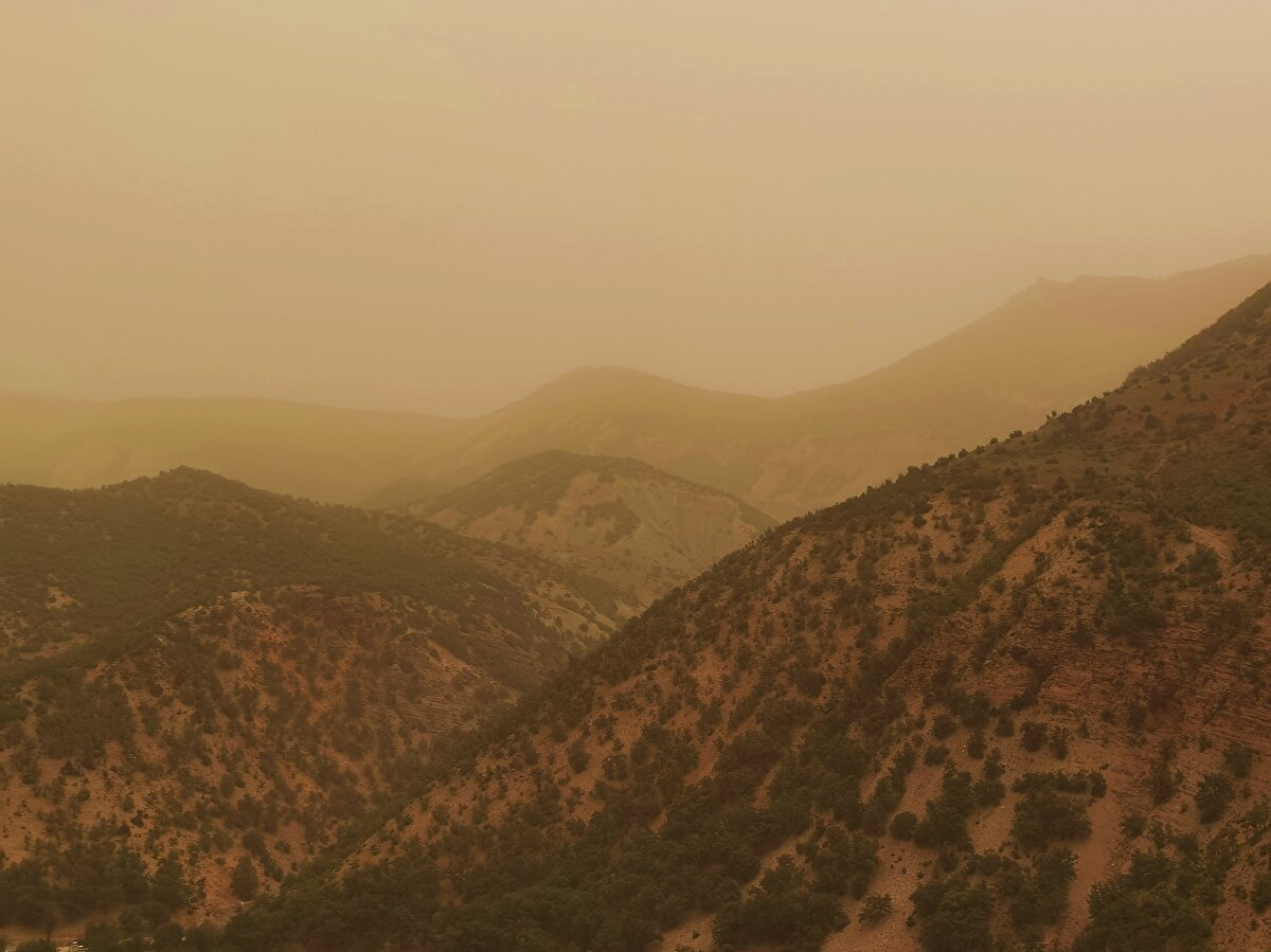 Meteoroloji Genel Müdürlüğü tarafından yapılan son değerlendirmelere göre: Yurt genelinin parçalı, yer yer çok bulutlu, İç Ege, Batı Akdeniz'in iç kesimleri, İç Anadolu’nun kuzey ve batısı, Karadeniz'in iç kesimleri, Doğu Anadolu’nun kuzey ve doğusu ile Aydın, İzmir ve Muğla’nın iç kesimlerinin yerel olmak üzere sağanak ve gök gürültülü sağanak yağışlı geçeceği tahmin ediliyor. Yağışların öğle saatlerinden sonra Aydın ve Muğla'nın iç kesimleri, Denizli, uşak ve Afyon çevrelerinde yerel olarak kuvvetli olması bekleniyor.<br><br>