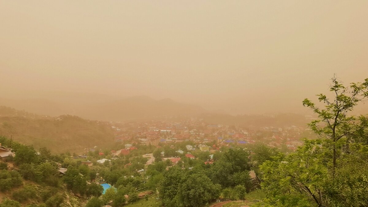Çöl tozları, migren ve astım gibi hastalıkları tetikleyebiliyor ve solunum rahatsızlıklarını da artırıyor. Bu nedenle uzmanlar bu tip rahatsızlıklar yaşayanlara zorunlu olmadıkça dışarı çıkmamalarını tavsiye etti.