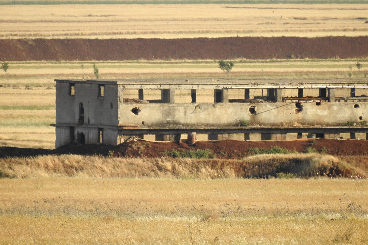 Bu yakınlaşma görüntüsünün parçası olarak Münbiç ve sınır hattındaki bazı yerleşimler gibi Tel Rıfat'taki teröristler de rejim bayrağı kullanıyor.