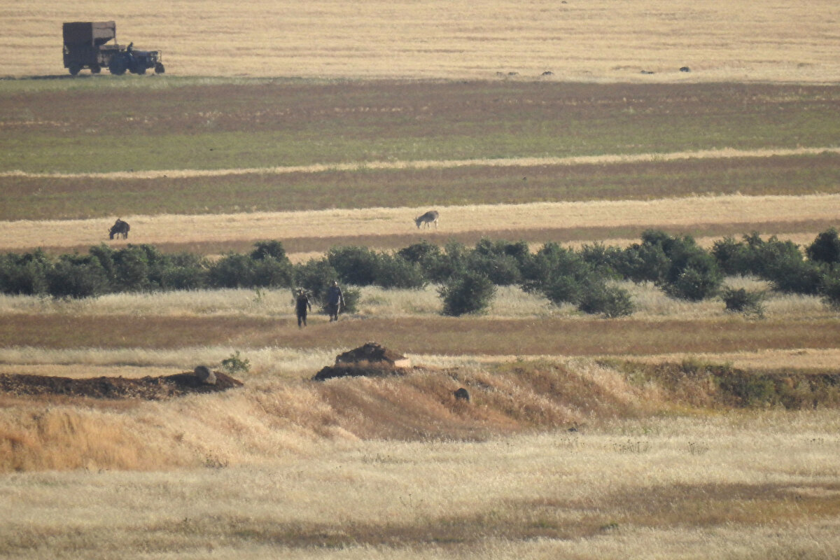 Çekimlerde, cephe hattında tünellerle bağlanmış terörist siperleri ve gözetleme noktaları ile örgüt mensupları fark ediliyor.