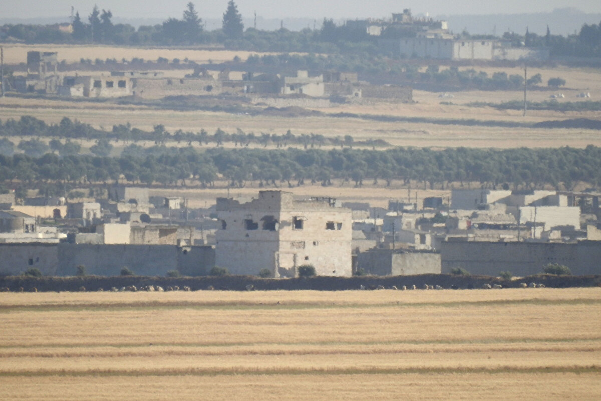 Teröristlerden bir kısmının ailesi de zaman zaman Birleşmiş Milletler yardımlarının ulaştığı Fefin Kampı'na yerleşti. Kampta örgüt destekçisi kitlesi ve sorumlu elemanları olan YPG/PKK, zaman zaman sivilleri ön plana çıkartarak destekçileriyle gösteriler düzenliyor.