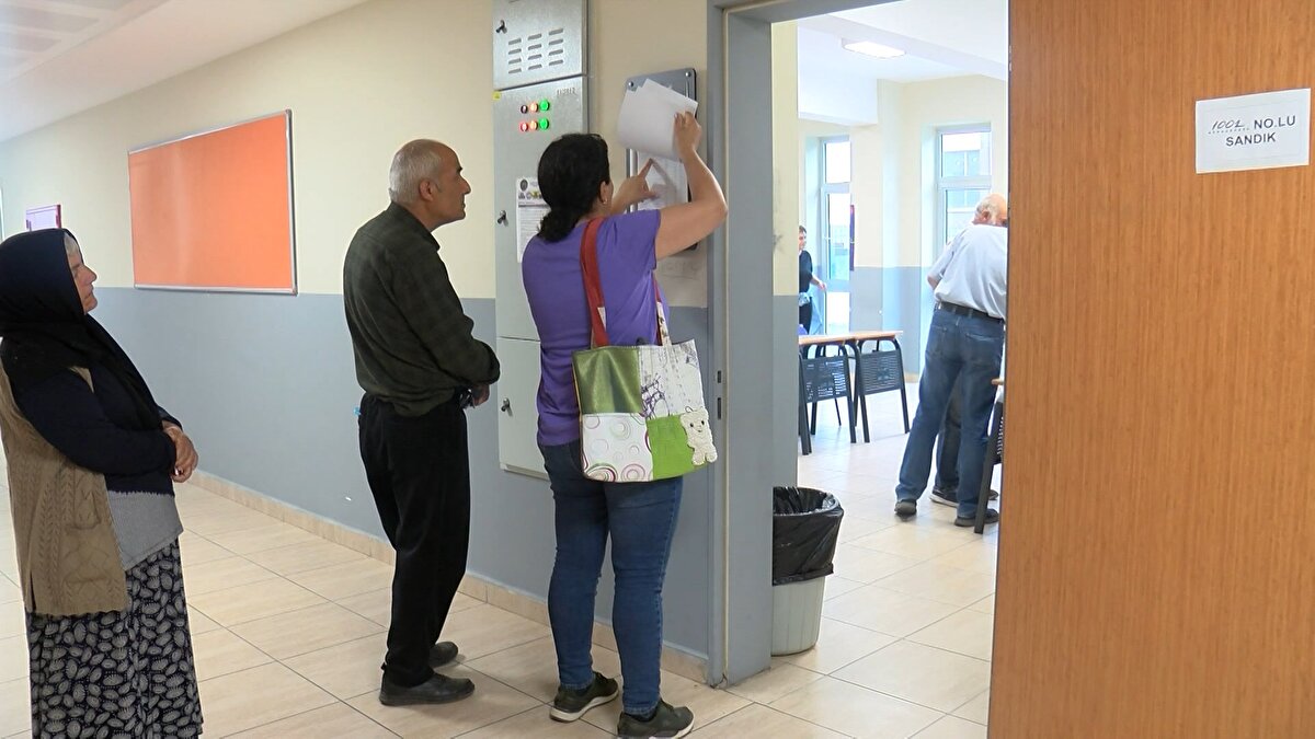 Vatandaşlar sabah 08.00'de oy vermeye başladı. 