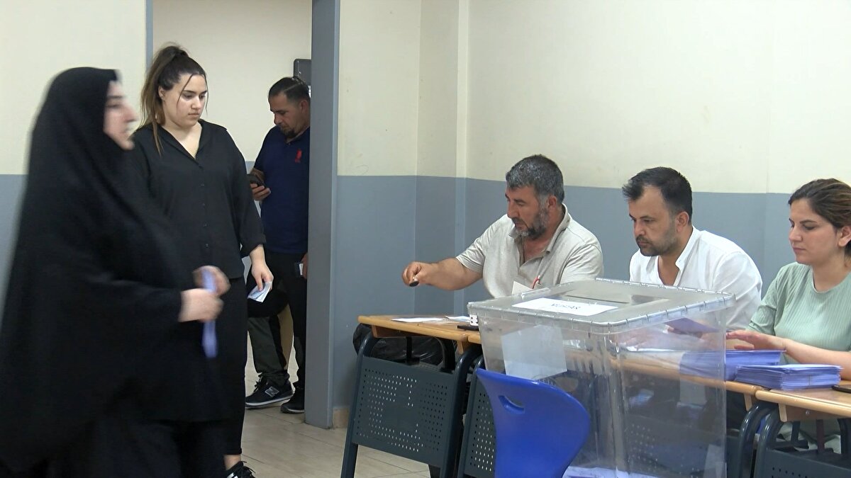 Sancaktepe Atatürk Mahallesi'nin muhtarlığı için Fehmi Yılmaz Mesleki ve Teknik Anadolu Lisesi'ne sandık konuldu. <br>