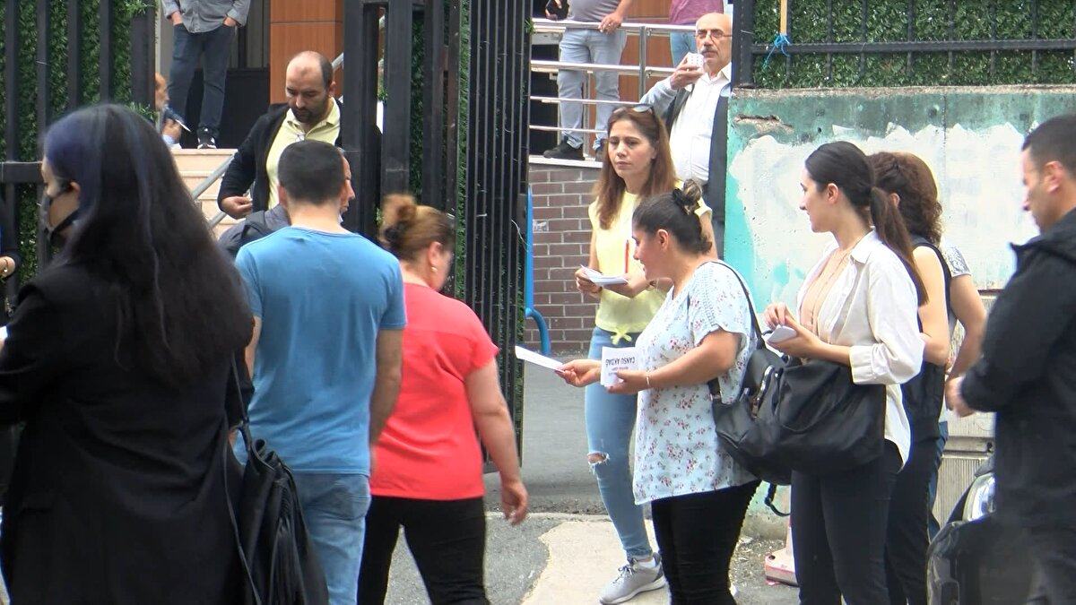 Polis ekiplerinin okul önünde güvenlik önlemi aldığı seçimde oy verme işlemleri saat 17.00'ye kadar sürecek.