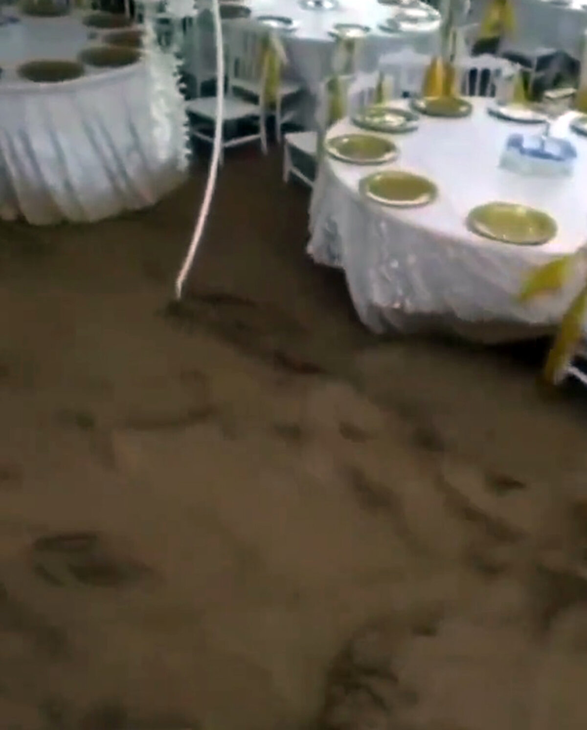 Cumartesi akşamı bazı derelerden taşan ve caddelerde biriken su nedeniyle hasar gören yol, iş yeri ve konutta tespit çalışmaları ise sürüyor. Yağışla dağdan gelen balçıklı suların ulaşıma kapattığı Burdur-Tefenni kara yolundaki motelde de su baskını yaşandığı ortaya çıktı. Motelin bahçesindeki düğün sırasında sel sularının akması paniğe neden oldu. Misafirlerin bahçede bulunduğu andaki su baskınının, davetlilerin cep telefonu kamerasına yansıyan görüntüleri ortaya çıktı. Su nedeniyle sandalyelerin sürüklendiği bahçede davetliler, çocuklarıyla masaya çıkarak kendilerini korudu. Görevliler, suyu kapı ve camları kırarak tahliye etmeye çalıştı. Motel sahibi Anıl Şahin, sel sırasında ellerinden geleni yaptıklarını ve düğün organizasyonunu iptal ettiklerini söyledi.