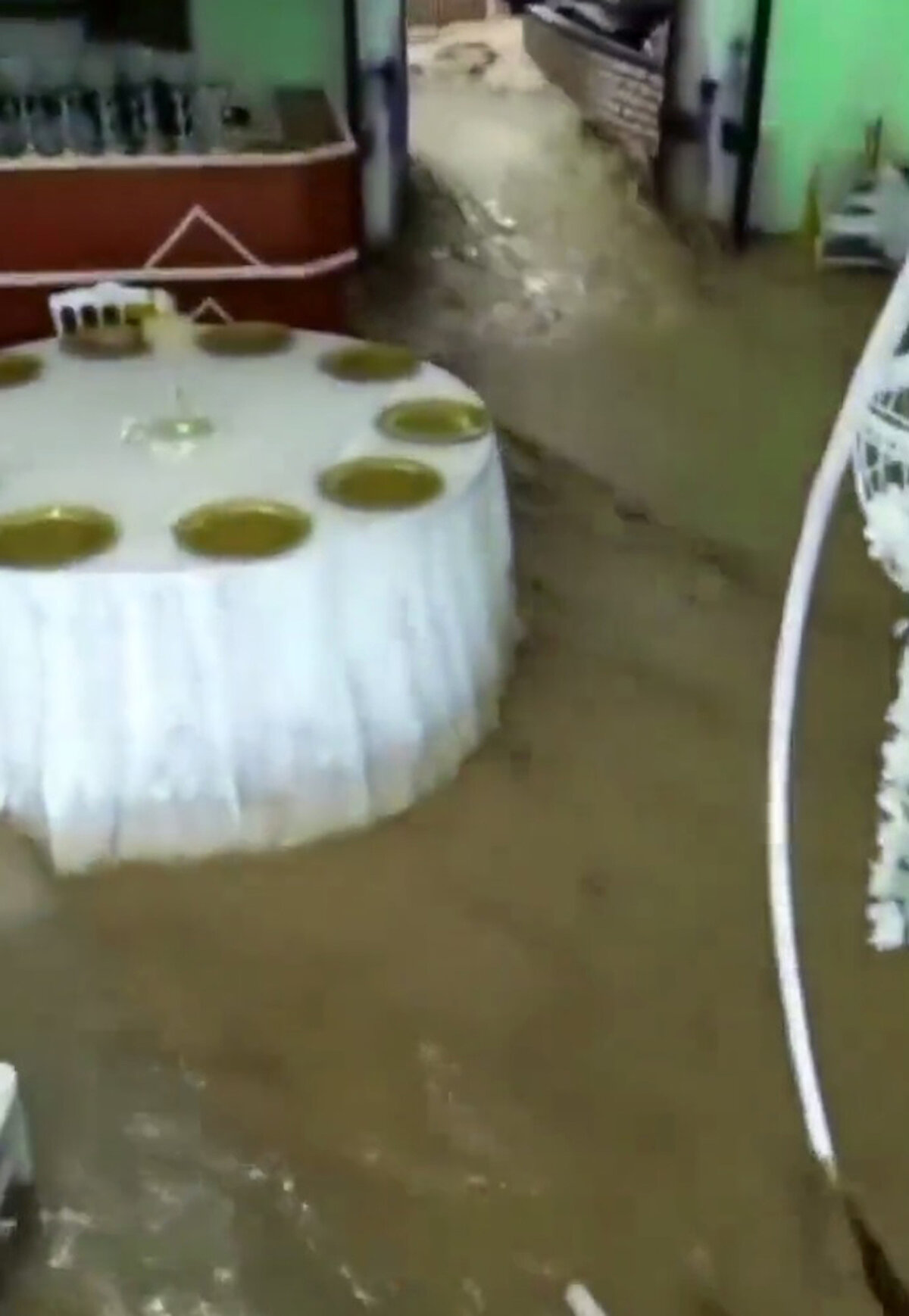 EV VE AHIRLARI SU BASTI<br>Öte yandan kentte dün etkili olan sağanak nedeniyle Gölhisar ilçesine bağlı Yeşildere köyünde 17 ev ve 15 ahırı su bastı, 50 küçükbaş öldü. 1 saat süren şiddetli yağmur sonrası bölgede hasar tespit çalışmalarına başlandığını söyleyen AK Parti Burdur Milletvekili Bayram Özçelik, "Yeşildere köyümüzde sel, evlerin ve ahırların bir kısmına zarar verdi. 50 küçükbaş hayvan telef oldu. Ekiplerimiz tarafından zarar tespiti yapıldı. Zarar gören vatandaşlarımıza her türlü yardım sağlanacak" dedi.