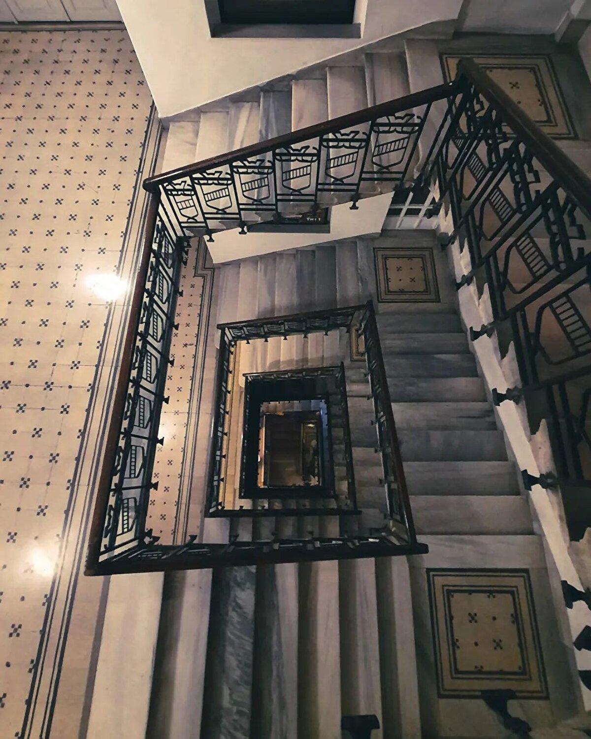 Döneminin mimarisini yansıtan Mısırlı Apartmanı, Art Nouveau tarzda tasarlanıyor. İstanbul’un ilk betonarme yapılarından biri olan konut, 1934 yılında Abbas Halim Paşa’nın ölümünden sonra apartmana dönüştürülüyor. 1940’da işadamı Hayri İpar’a satın almasıyla binanın sahibi değiştiriyor ve binaya bazı dokunuşlar yapılıyor. 