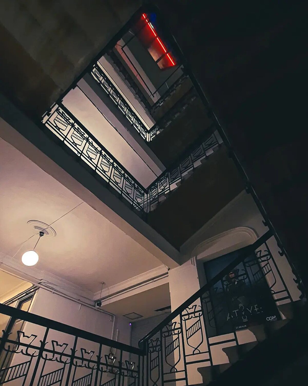 İpar Ailesi’nin buradan ayrılmasıyla kullanım dışı kalan apartman 2000’de bir holding tarafından yapının büyük bir çoğunluğu satın alınarak restore ediliyor. Günümüzde ise Mısırlı Apartmanı, sanat galerileri ve ofisler olarak farklı alanlara sahiplik ediyor. 