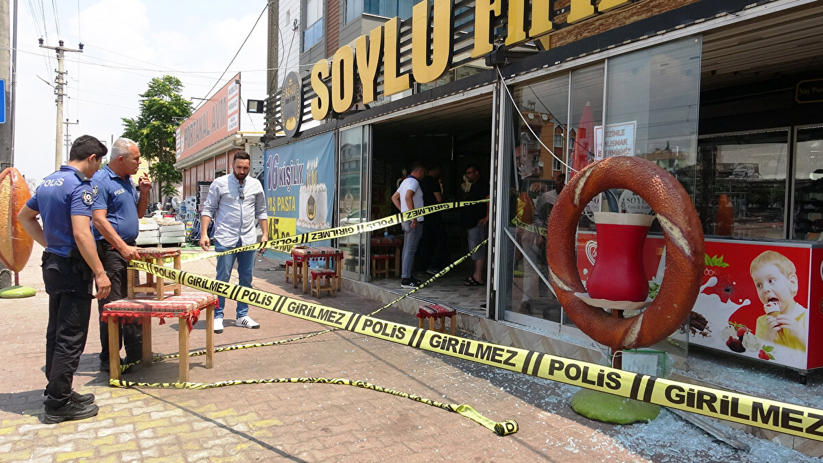 Olay, öğle saatlerinde Kepez ilçesi Yeşilırmak Caddesi Sütçüler Mahallesi'nde meydana geldi. Osman Soylu'ya ait fırına gelen İ.A., aracının arka koltuğundan aldığı tüfekle içeri girdi.