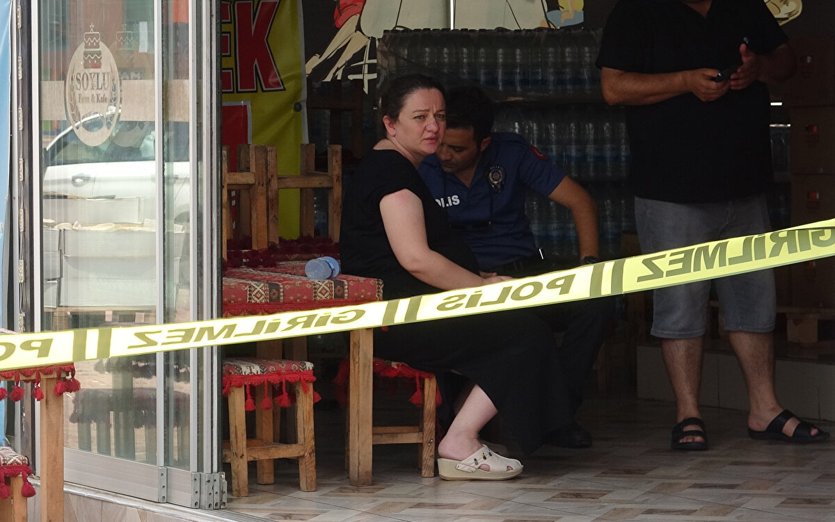 Polise şikayetçi olan Osman Soylu, "Daha önceden de defalarca tehdit aldık. Ben ucuza ekmek satmaya devam ettim. Tek isteğim insanların ucuz ekmek yemesi. Elinde tüfekle geldi. İçeride doğumuna 10 gün kalan eşim Kübra Soylu ve müşteriler vardı. Beni ölümle tehdit etti. Daha sonra tüfekle ateş etti. Şansımız varmış ki dondurma dolabına isabet etti. Yine insanlarımız için ucuz ekmek satmaya devam edeceğiz" dedi.