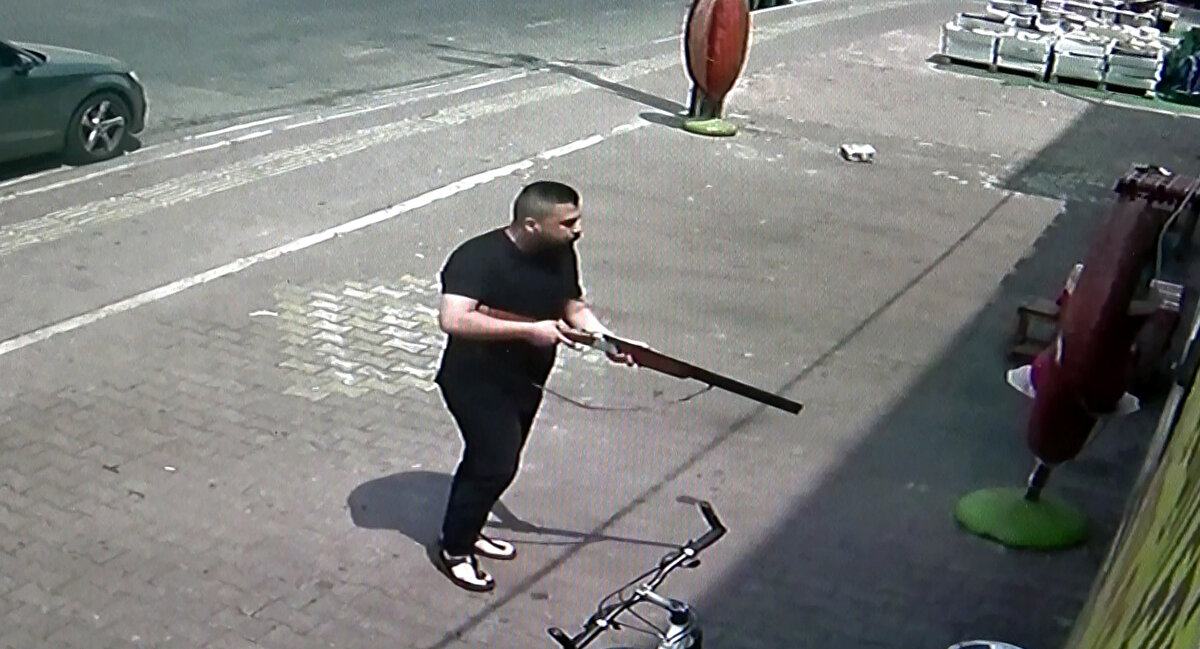 4 liralık ekmeği 2,25 liraya sattığı gerekçesiyle Osman Soylu ve ailesini ölümle tehdit eden İ.A., ardından dışarı çıkıp, iş yerine ateş etti. Tüfekten çıkan saçmalar, dondurma dolabını delip, geçti.